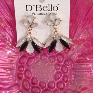 🖤NWT So Awesome Crystal / Goldtone Hanging Pierced Style Lightweight Earrings🖤